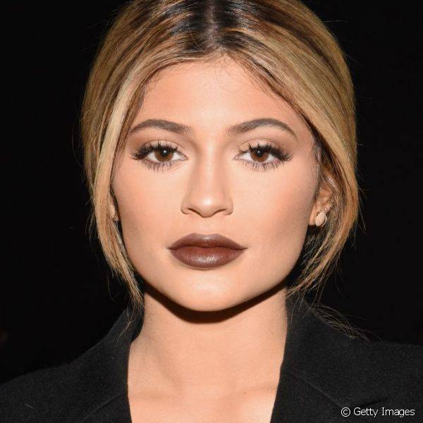 Kylie Jenner compareceu à semana de moda de Nova York com uma make clean que tinha destaque total para o batom marrom